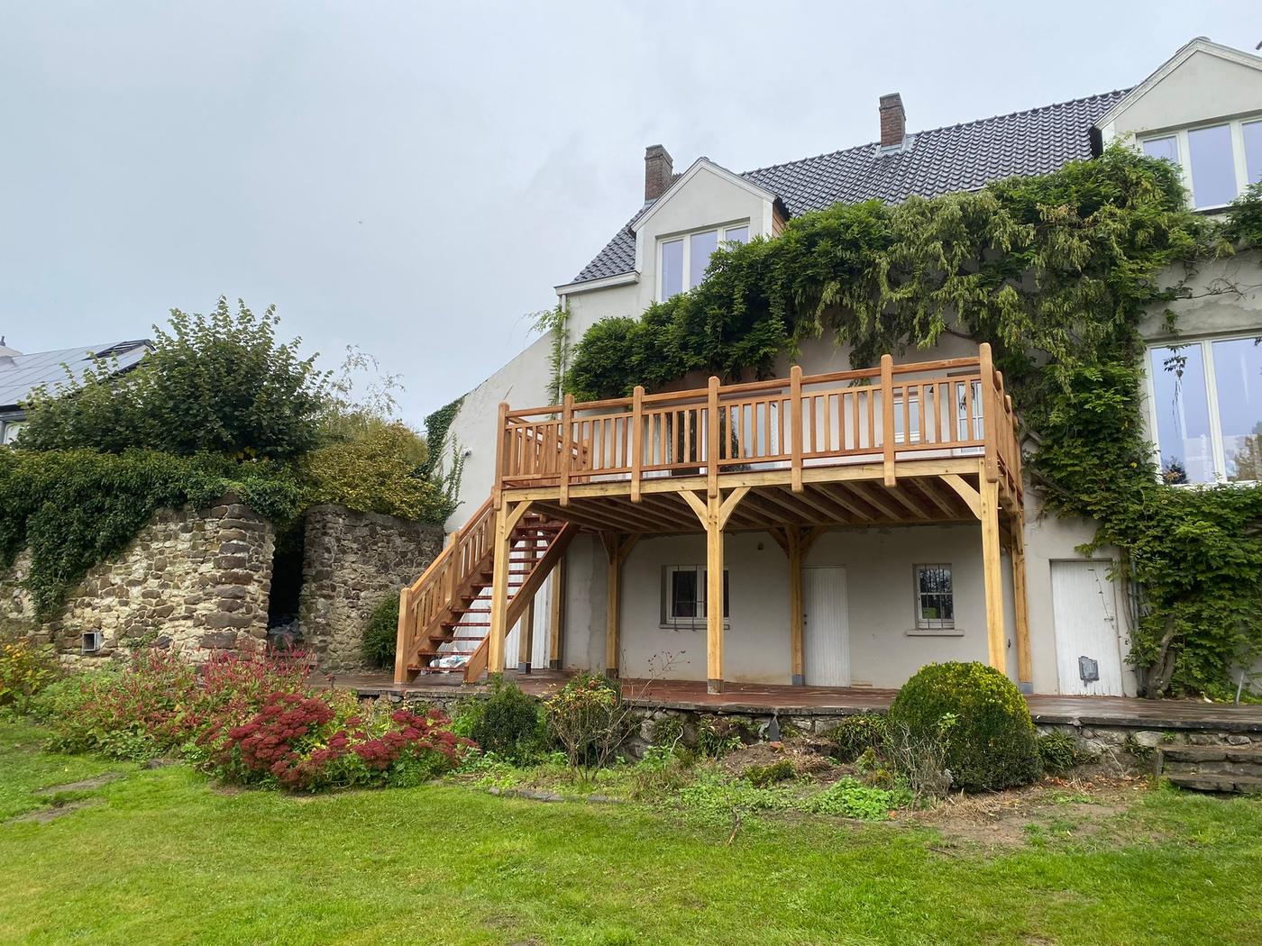 Terrasse surélevée en chêne à Lasne