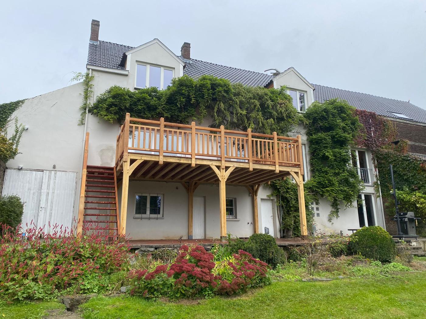 Terrasse surélevée en chêne et son escalier — Lasne — étape 2