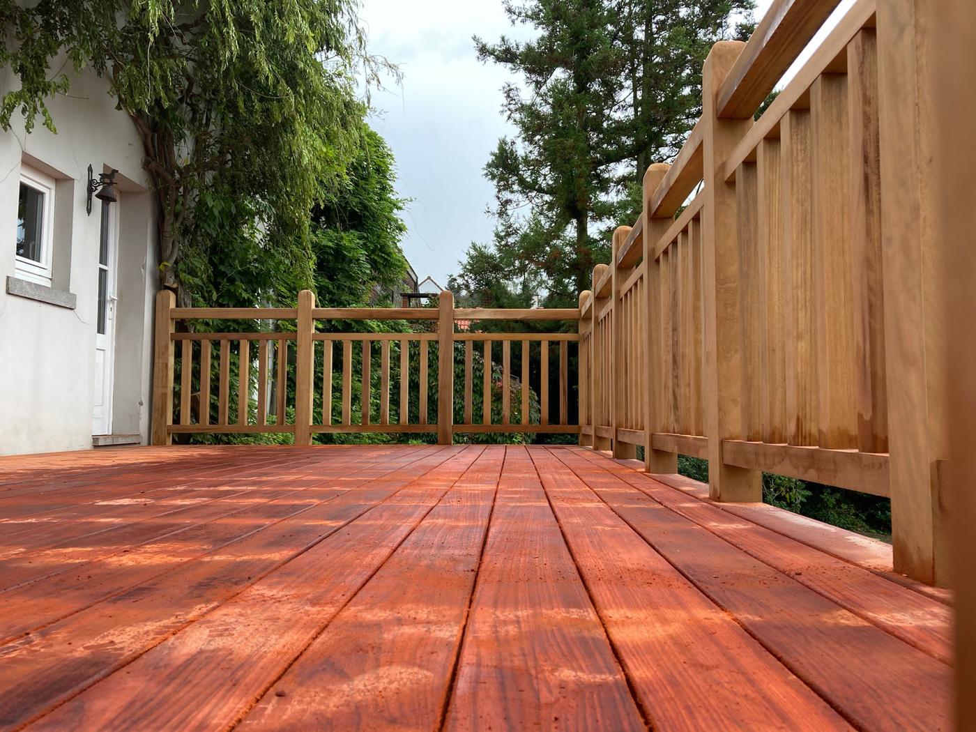 Terrasse surélevée en chêne et son escalier — Lasne — étape 2