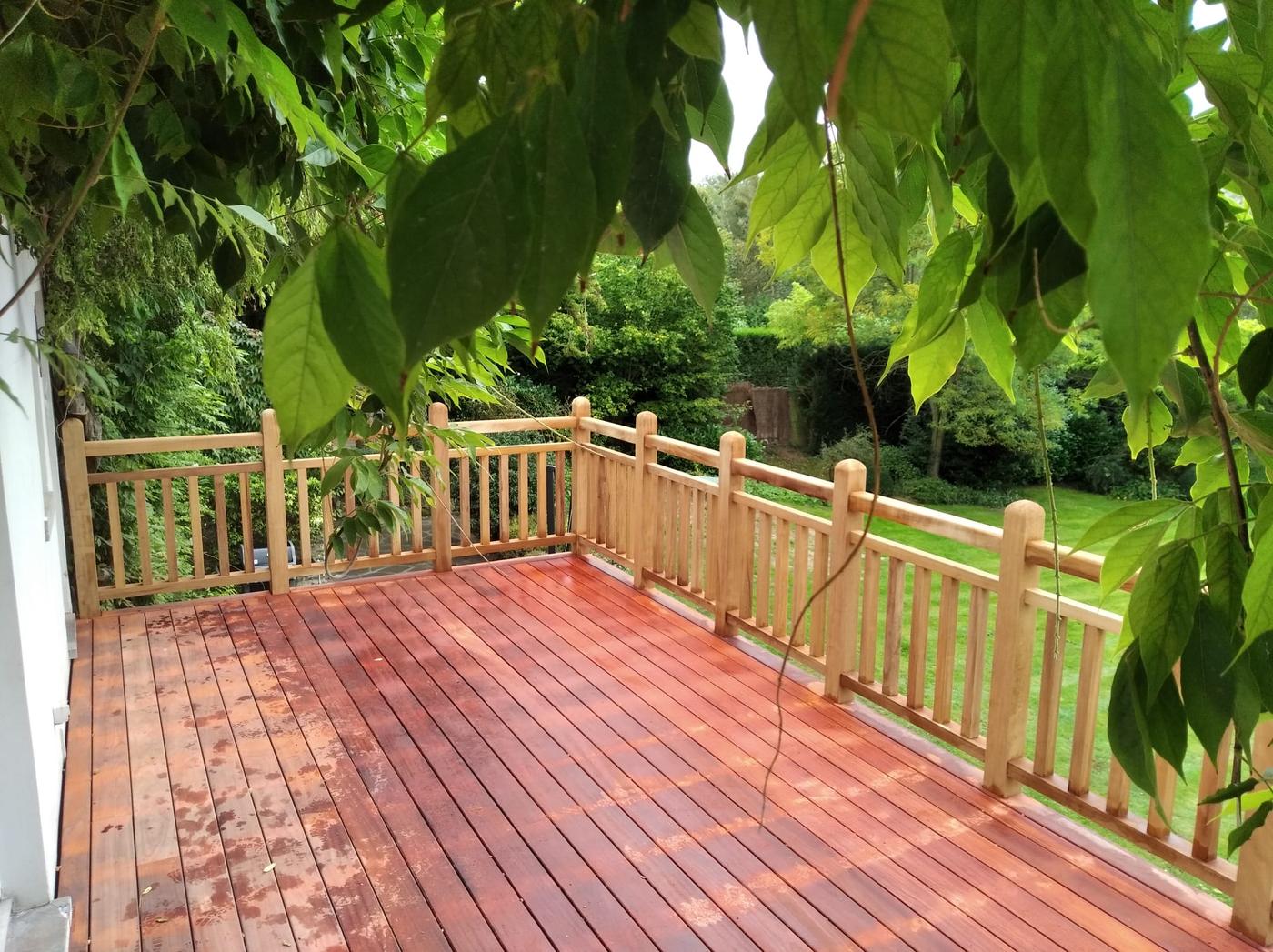 Terrasse surélevée en chêne et son escalier — Lasne — étape 2